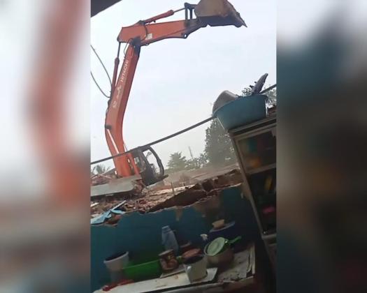 Warga Cikupa Tangerang Histeris Lihat Rumahnya Dibongkar Paksa Pengembang Rekanan Kades