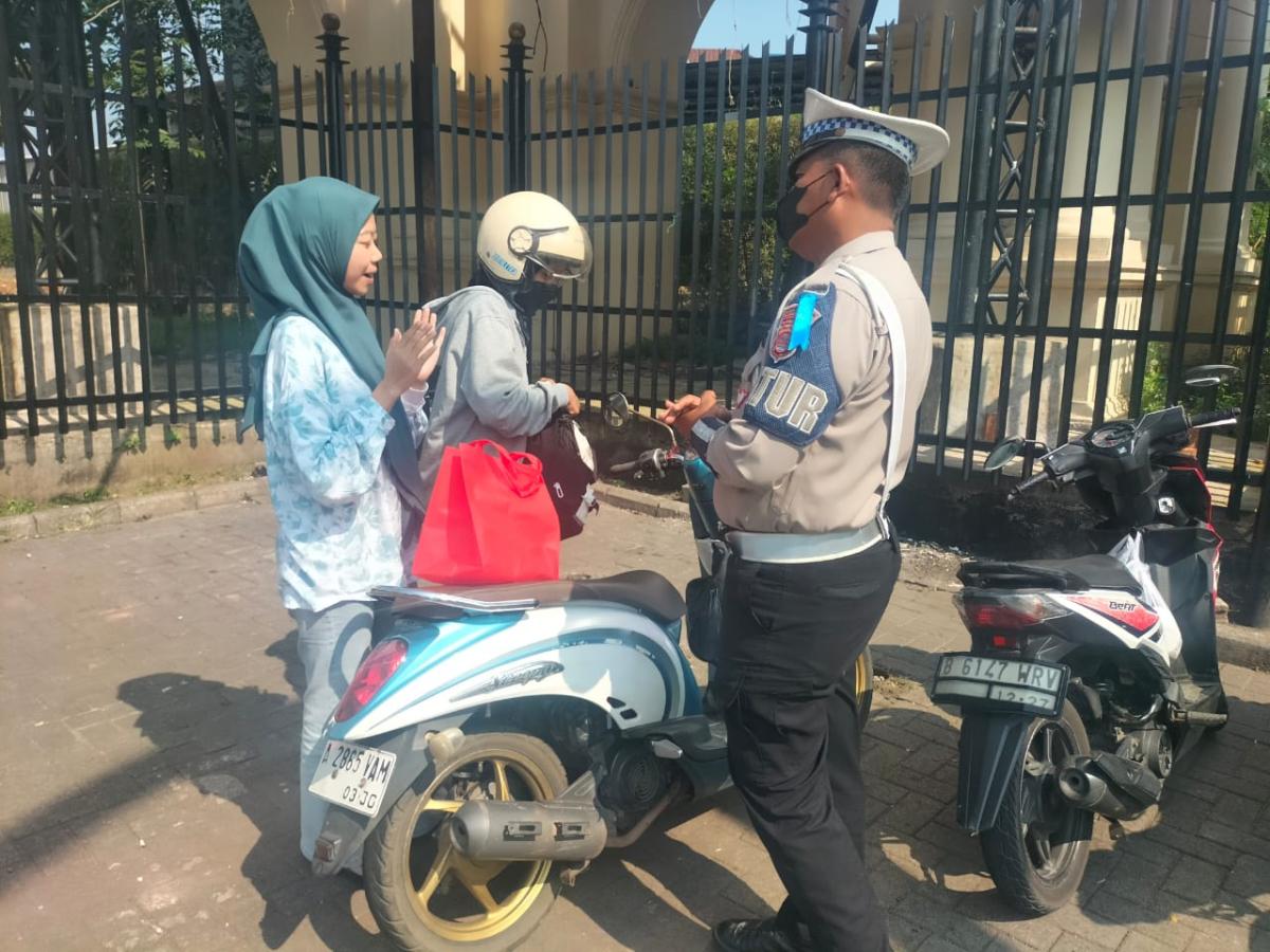 38 Orang di Tangerang Kena Tilang Akibat Mainkan Hape saat Berkendara 