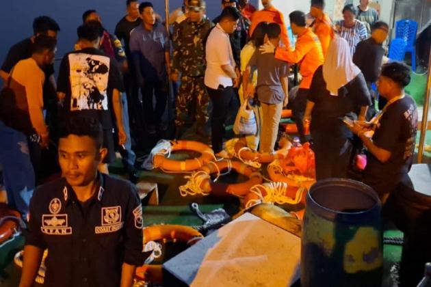 TNI Tanggap Tangani Kebakaran KMP Barcelona VA di Perairan Talise