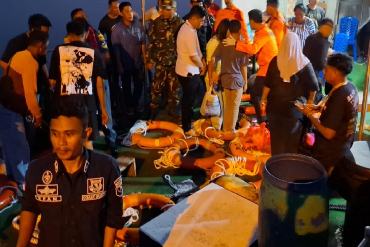 TNI Tanggap Tangani Kebakaran KMP Barcelona VA di Perairan Talise