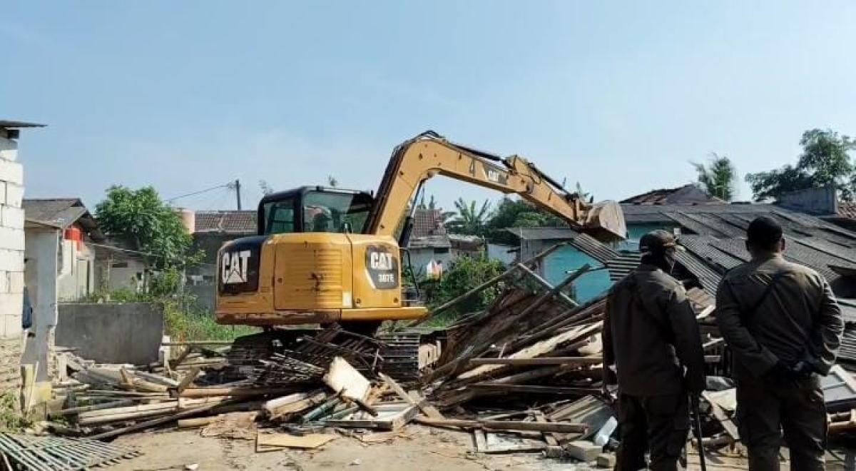 194 Bangunan Liar di Bantaran Sungai Cidurian Tangerang  Dibongkar