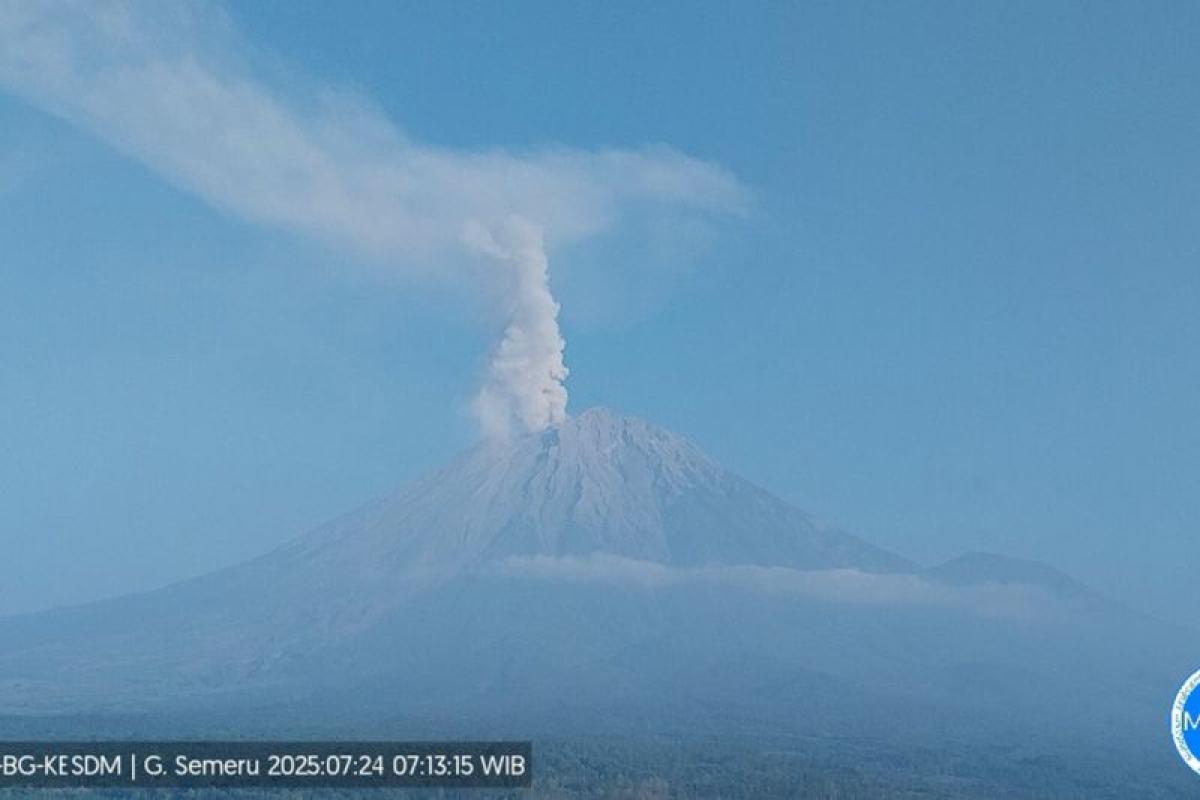 Gunung Semeru Erupsi dengan Ketinggian Letusan Mencapai 1 Kilometer