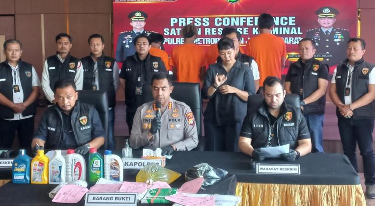 Pabrik Oli Palsu di Meruya Selatan Digerebek, Begini Modusnya