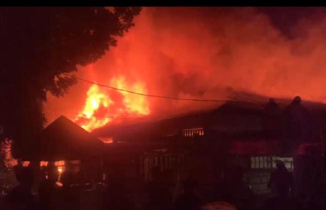 Api Lahap Pasar Taman Puring! Damkar Kerahkan 85 Personel, Situasi Mencekam