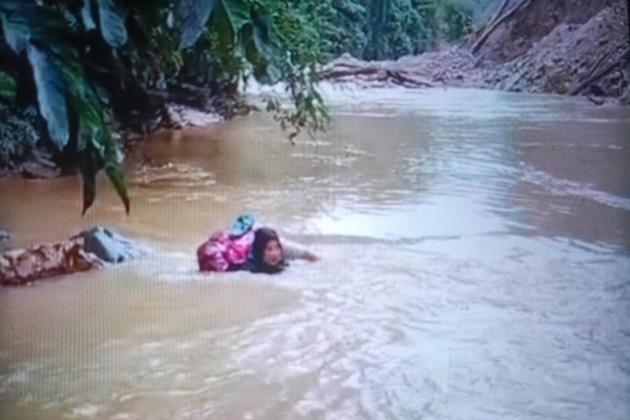 Aksi Heroik Bidan Dona Lubis: Arungi Deras Sungai untuk Obati Pasien di Pasaman