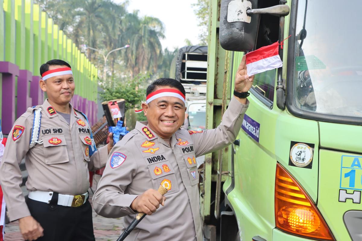 Jelang Tujuh Belasan Kapolresta Tangerang Bagikan Bendera Merah Putih ke Pengguna Jalan