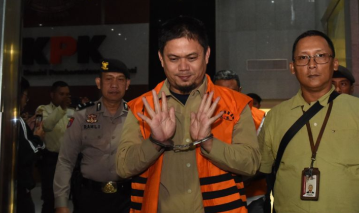 Jadi Tersangka, Bupati Koltim Abdul Azis Diduga Terima Duit Haram Rp1,6 Miliar, Langsung Beli iPhone 16 Pro Max