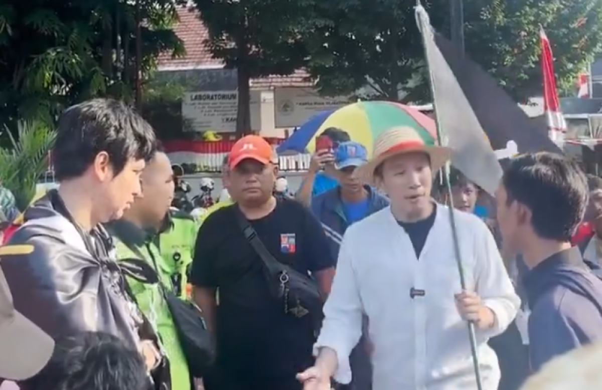 Lagi Viral: Felix Siauw Kibarkan Bendera One Piece di Bogor, Dilarang Petugas: Mana Aturan yang Melarang?