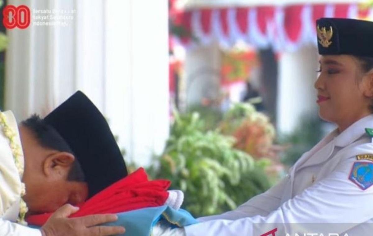 Prabowo Cium Bendera Merah Putih Sebelum Diserahkan ke Pembawa Baki