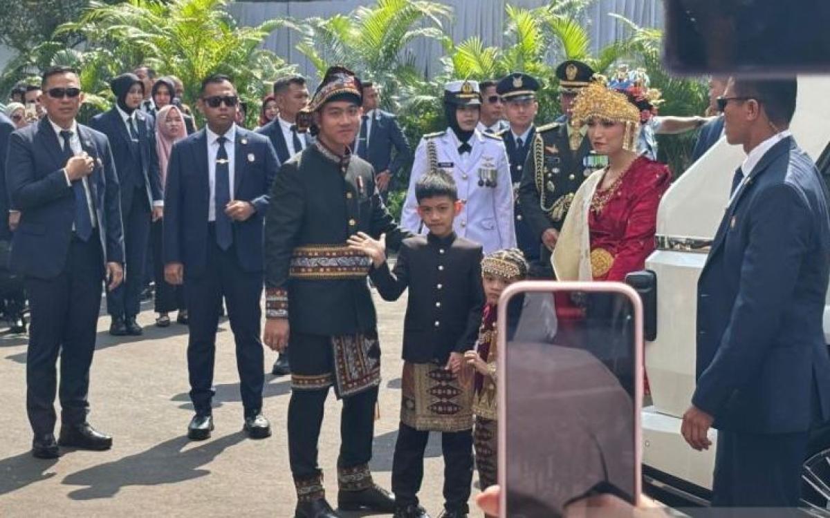 Wakil Presiden Gibran Rakabuming Kenakan Busana Adat Kerawang Gayo Aceh