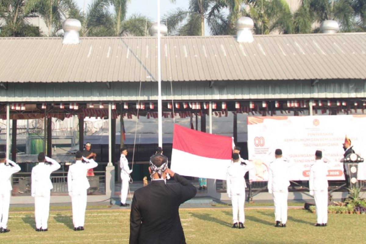 Napiter Teteskan Air Mata Saat Kibarkan Merah Putih di Lapas Cipinang pada HUT ke-80 RI