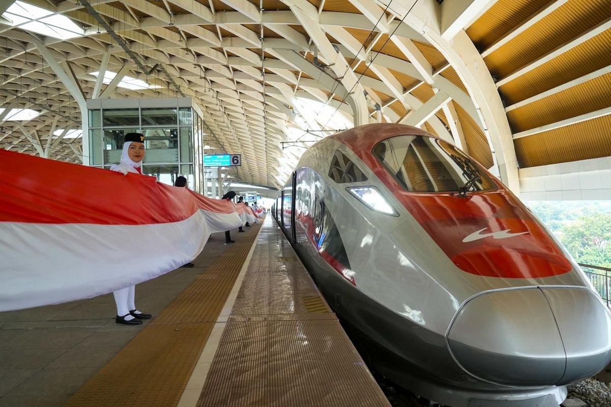 Whoosh Meriahkan HUT ke-80 RI dengan Bendera Merah Putih Sepanjang 208 Meter