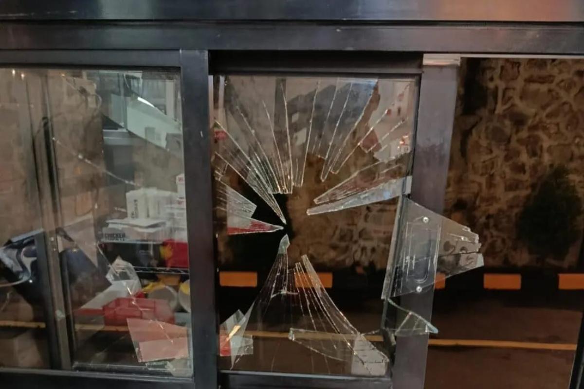 Tak Diberi Kulit Ayam, Pemuda Mabuk Pecahkan Kaca KFC Tangsel