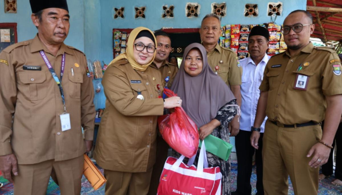 Wabup Tangerang Salurkan Bantuan Bagi Korban Angin Puting Beliung di Jambe
