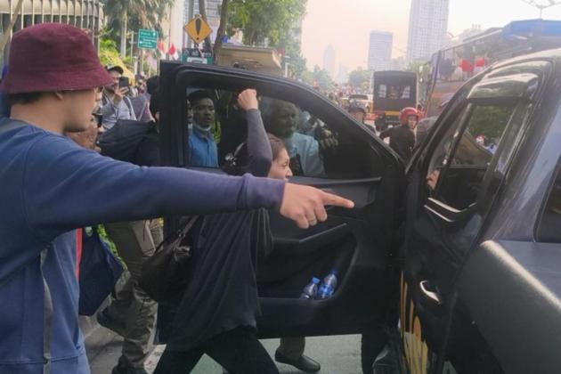 Demo BEM SI-BEM UI Ricuh di Polda Metro Jaya, Kendaraan Polisi Dirusak Massa