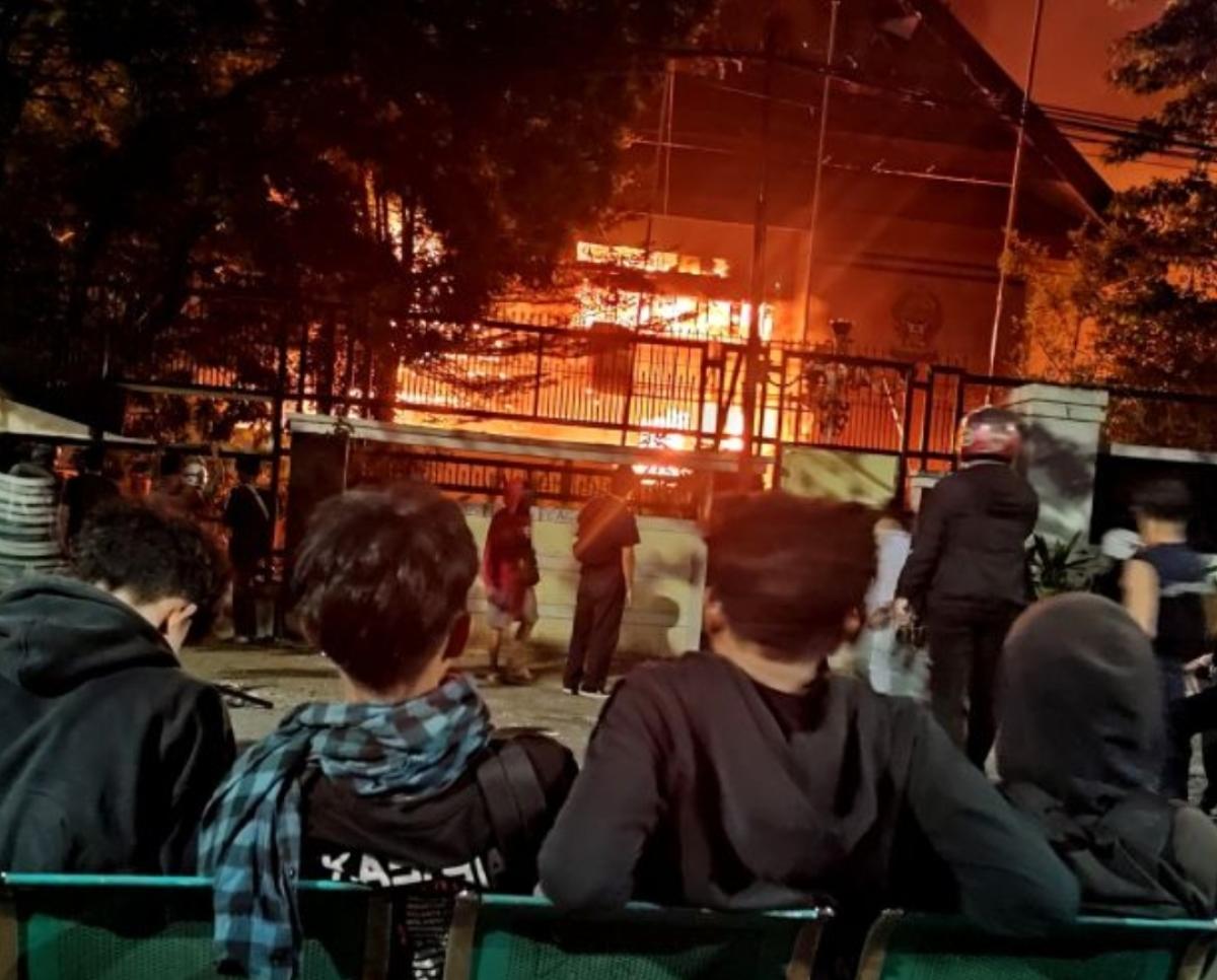 DPRD Provinsi Sulsel juga Ikut Dibakar Massa di Makassar