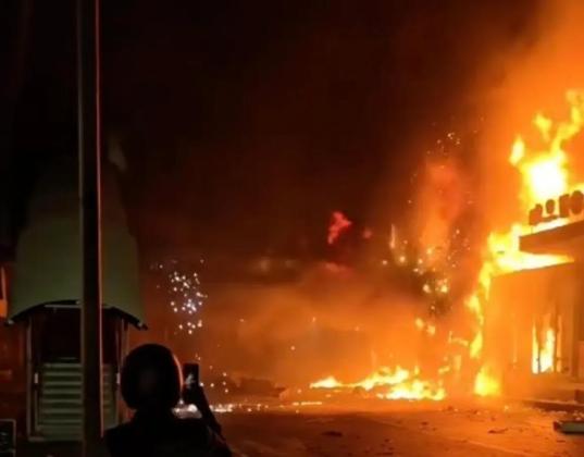 Dua Bus Polisi dan Halte Transjakarta Hangus Terbakar di Tengah Gelombang Protes