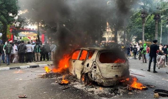 Kwitang Memanas, Massa Kembali Bakar Mobil di Depan Mako Brimob Jakarta Pusat