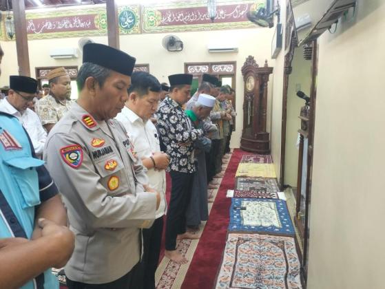 Polresta Tangerang Gelar Shalat Gaib untuk Driver Ojol Affan Kurniawan 