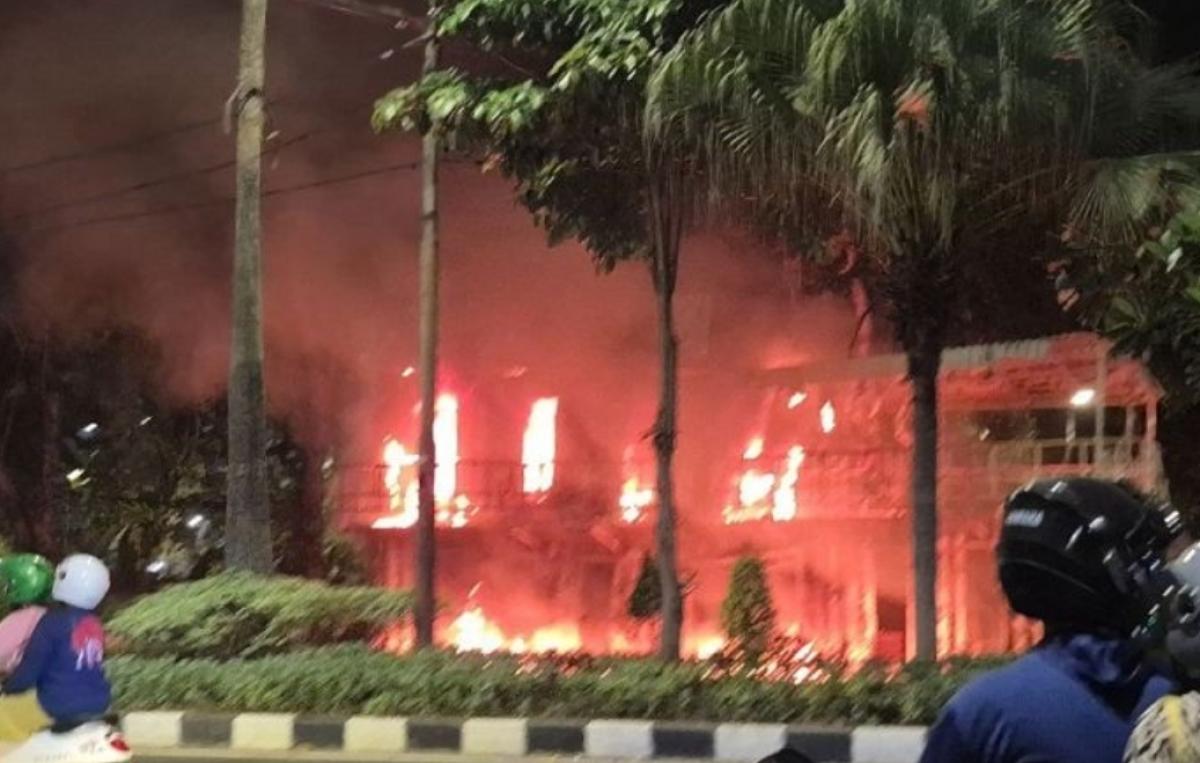 Sejumlah Pos Polisi di Surabaya Dibakar Massa yang Anarkis