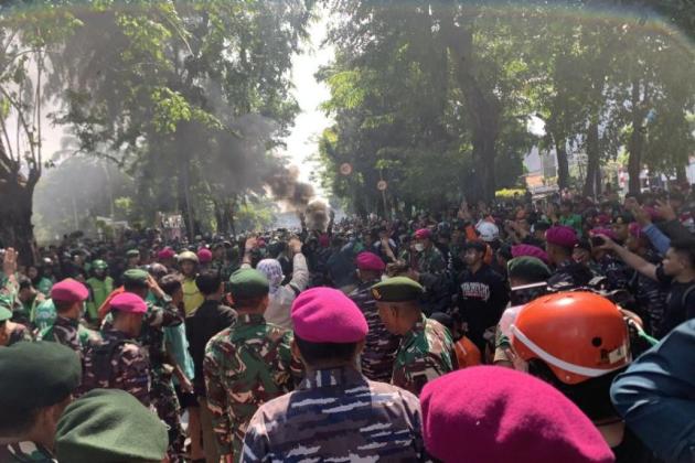 TNI Ajak Massa Aksi di Mako Brimob Hentikan Pelemparan kepada Petugas
