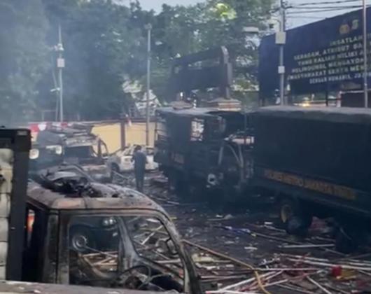 Kerusuhan Memanas, Sejumlah Kendaraan di Polres Jatim Dibakar