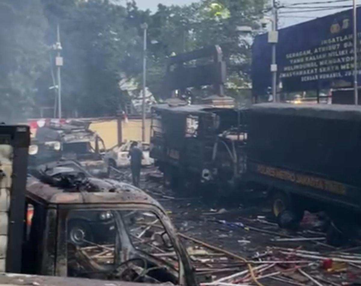 Kerusuhan Memanas, Sejumlah Kendaraan di Polres Jatim Dibakar