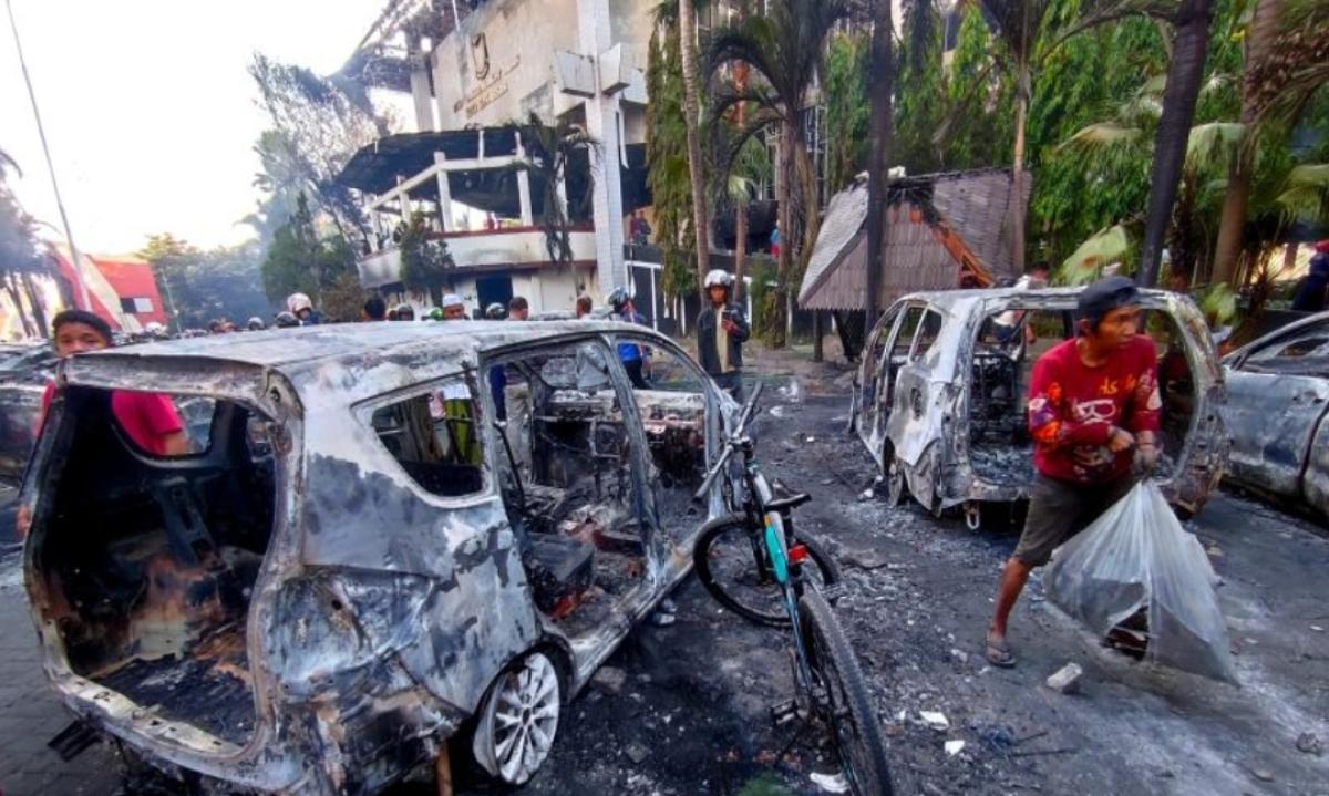 Nasib Kantor DPRD Kota Makassar:  Malamnya Dibakar Massa, Pagi Dijarah Warga