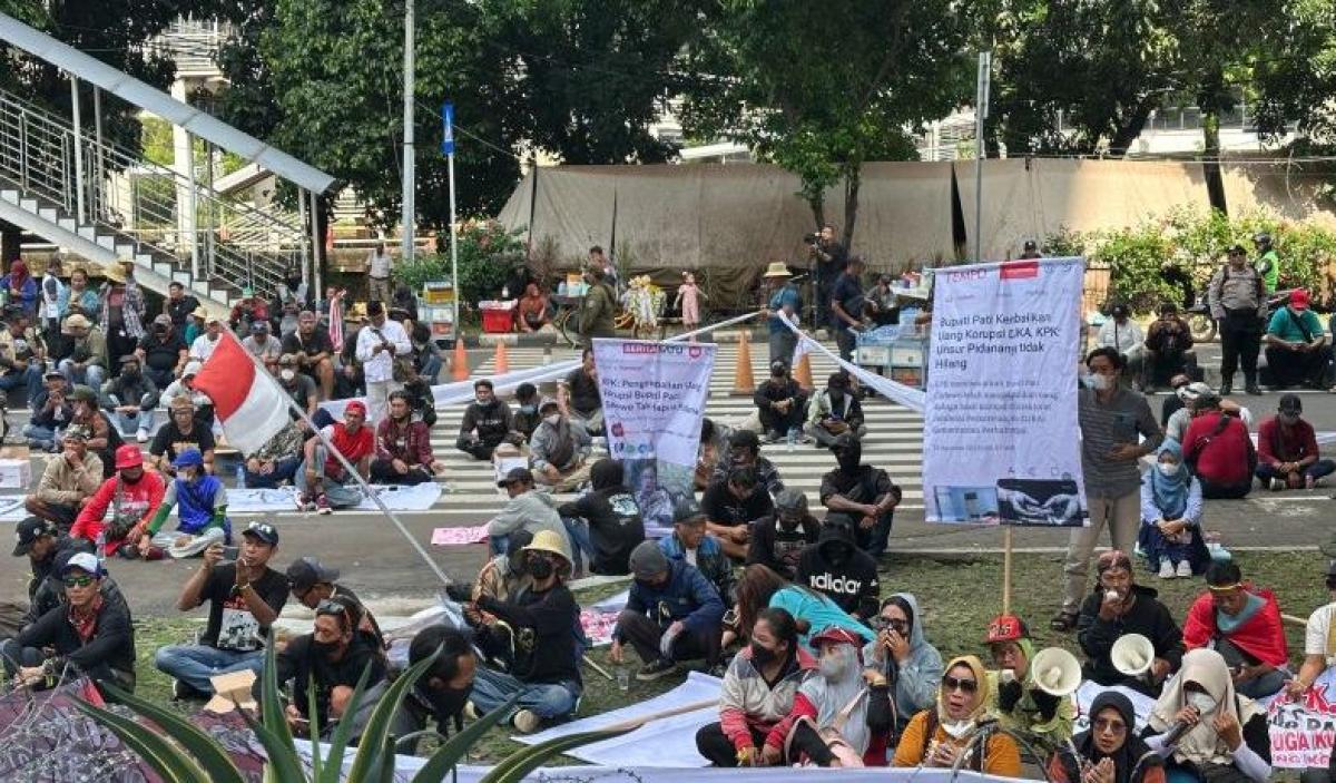 Ratusan Warga Pati Tiba di Gedung KPK, Bentangkan Spanduk dan Selawatan