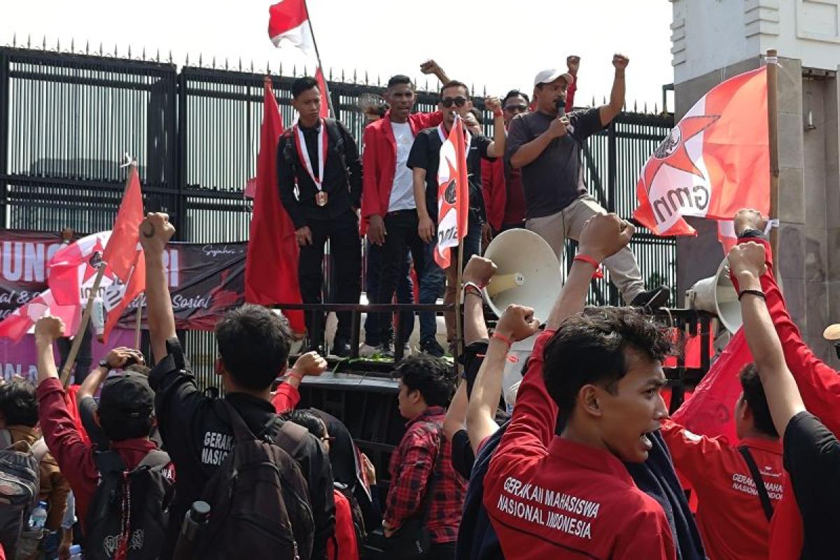 GMNI Gelar Aksi Unjuk Rasa di Depan Gedung DPR/MPR