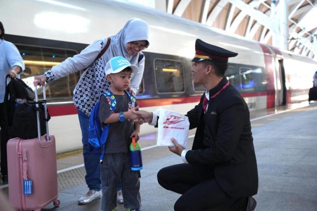 11 Juta Penumpang Sudah Naik Whoosh, KCIC Rayakan Hari Pelanggan Nasional dengan Bagikan Ribuan Merchandise Eksklusif