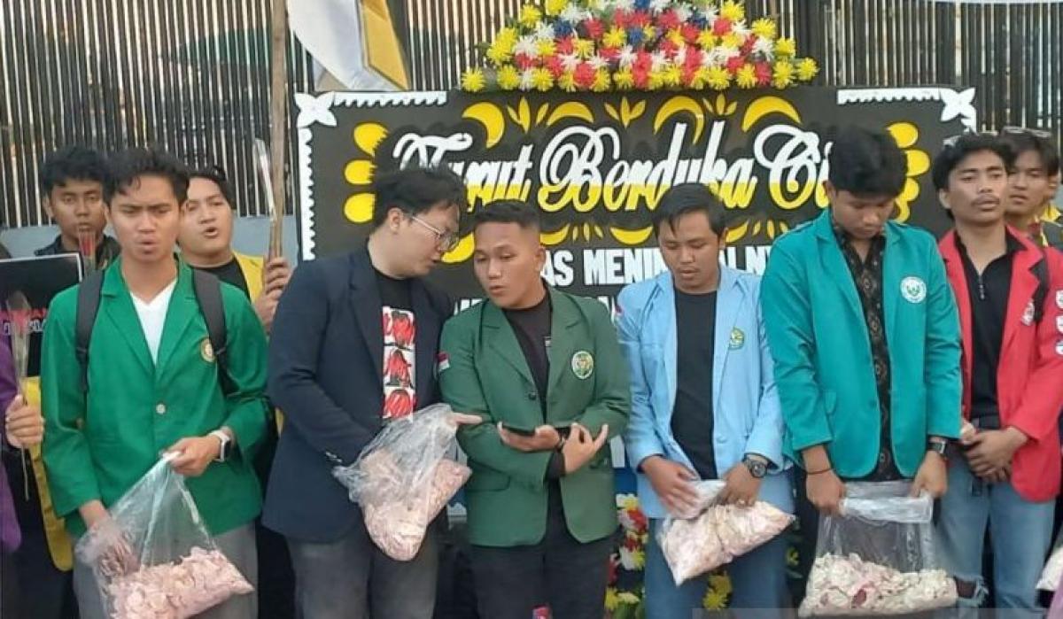 Bawa 13 Tuntutan, BEM SI Unjuk Rasa di Depan Gedung DPR Kamis Petang