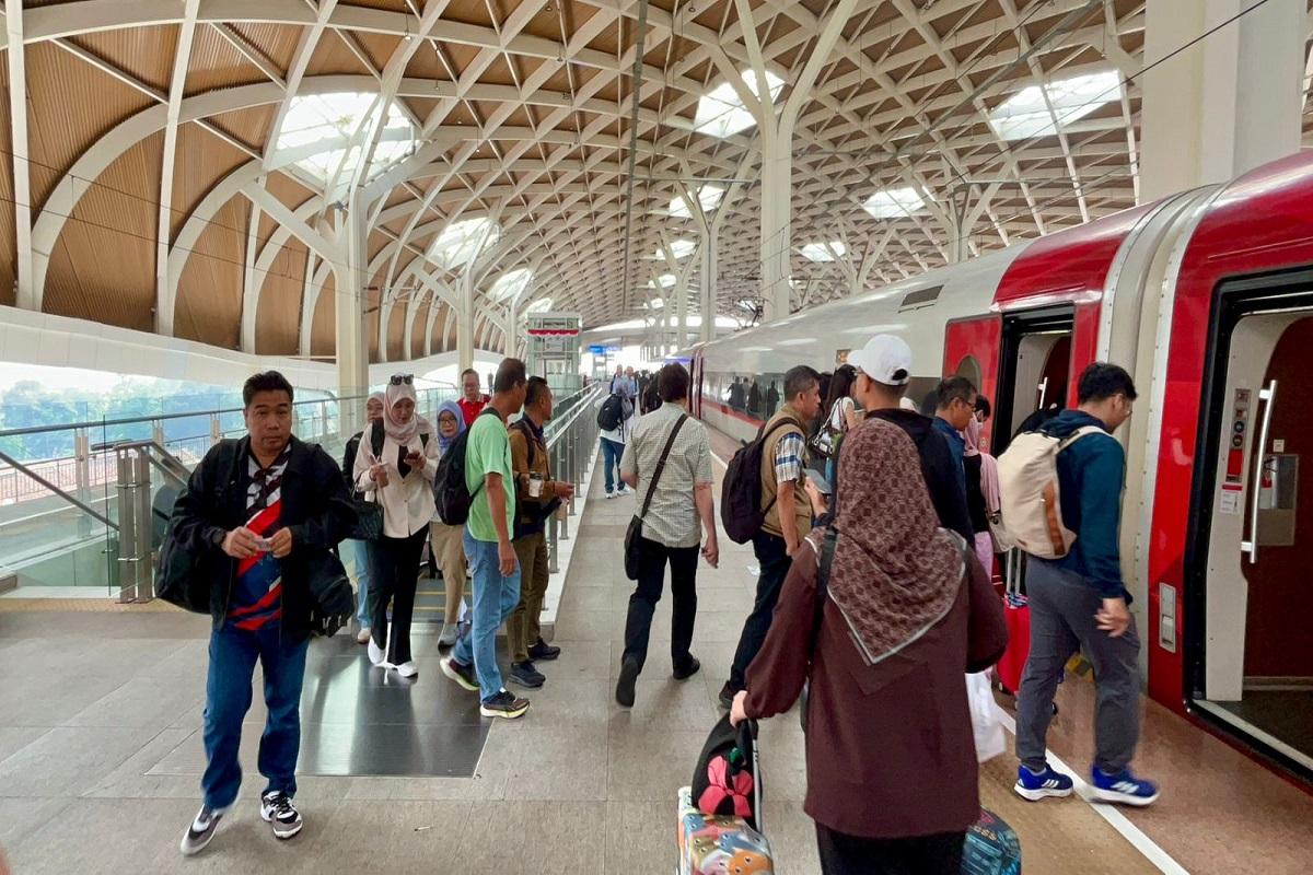 Lonjakan Penumpang Whoosh Jelang Libur Natal, Stasiun Halim Dipadati Pemudik