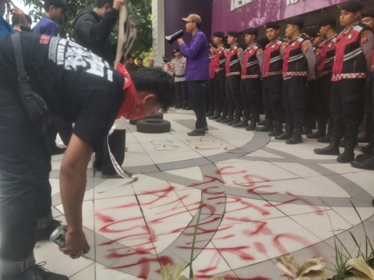 DPRD Kabupaten Tangerang Digeruduk Massa, Anggota Dewan dan Polisi Kena Hujat