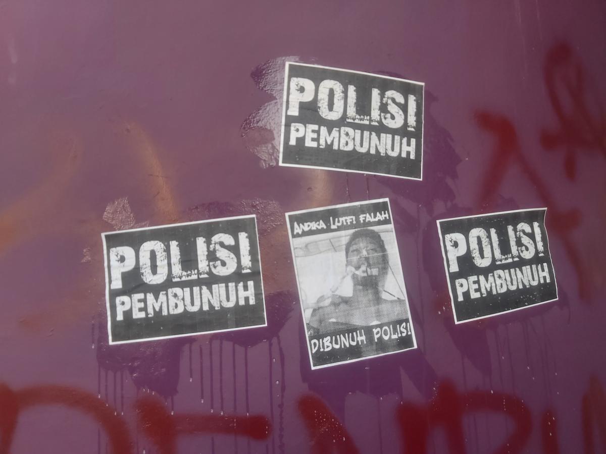 Poster Bertuliskan 'Andika Dibunuh Polisi' Ditempel Demonstran saat Aksi di DPRD Tangerang