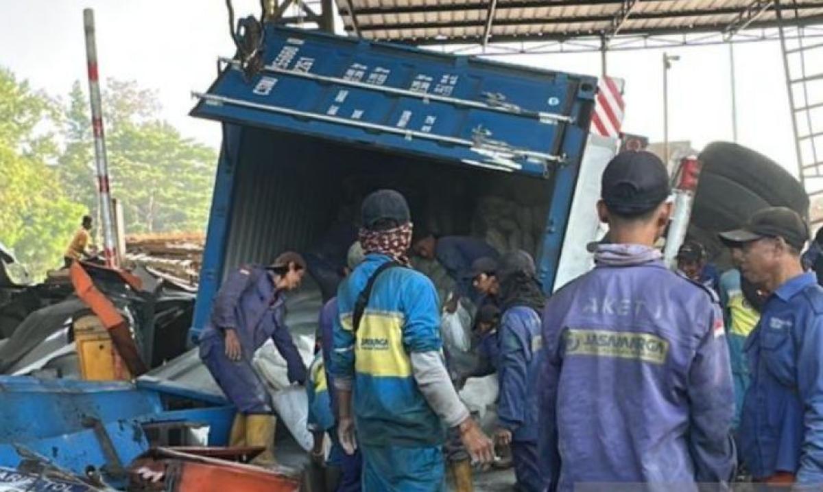 Truk Kontainer Tabrak Gerbang Tol Ciawi 2 Jagorawi Akibat Rem Blong