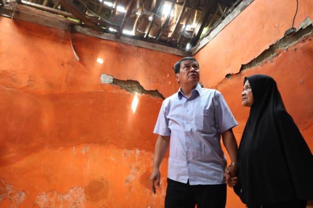 Bupati Tangerang Tinjau Rumah Warga Kresek yang Akan Direhab, Berangkatkan Umroh Pemilik Rumah