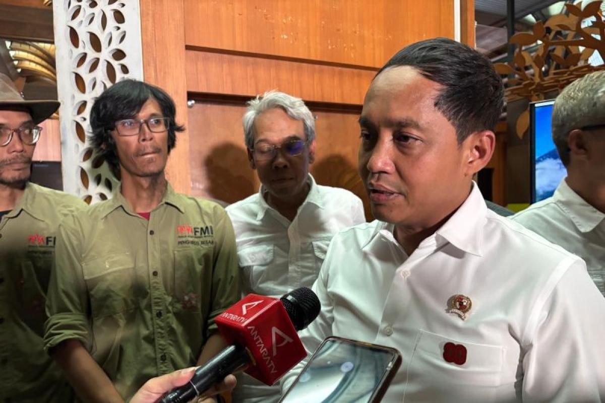 Menhut Raja Juli Buka Suara Soal Foto Main Domino Bareng Azis Welang