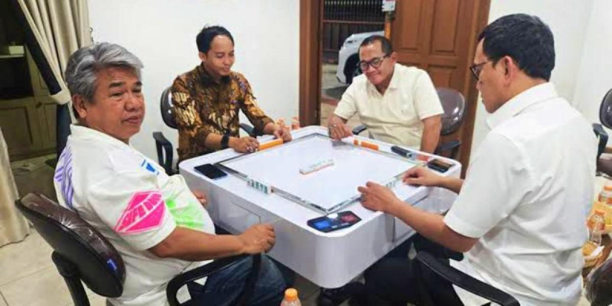 Menteri Kehutanan Main Domino dengan Tersangka Pembalak Liar