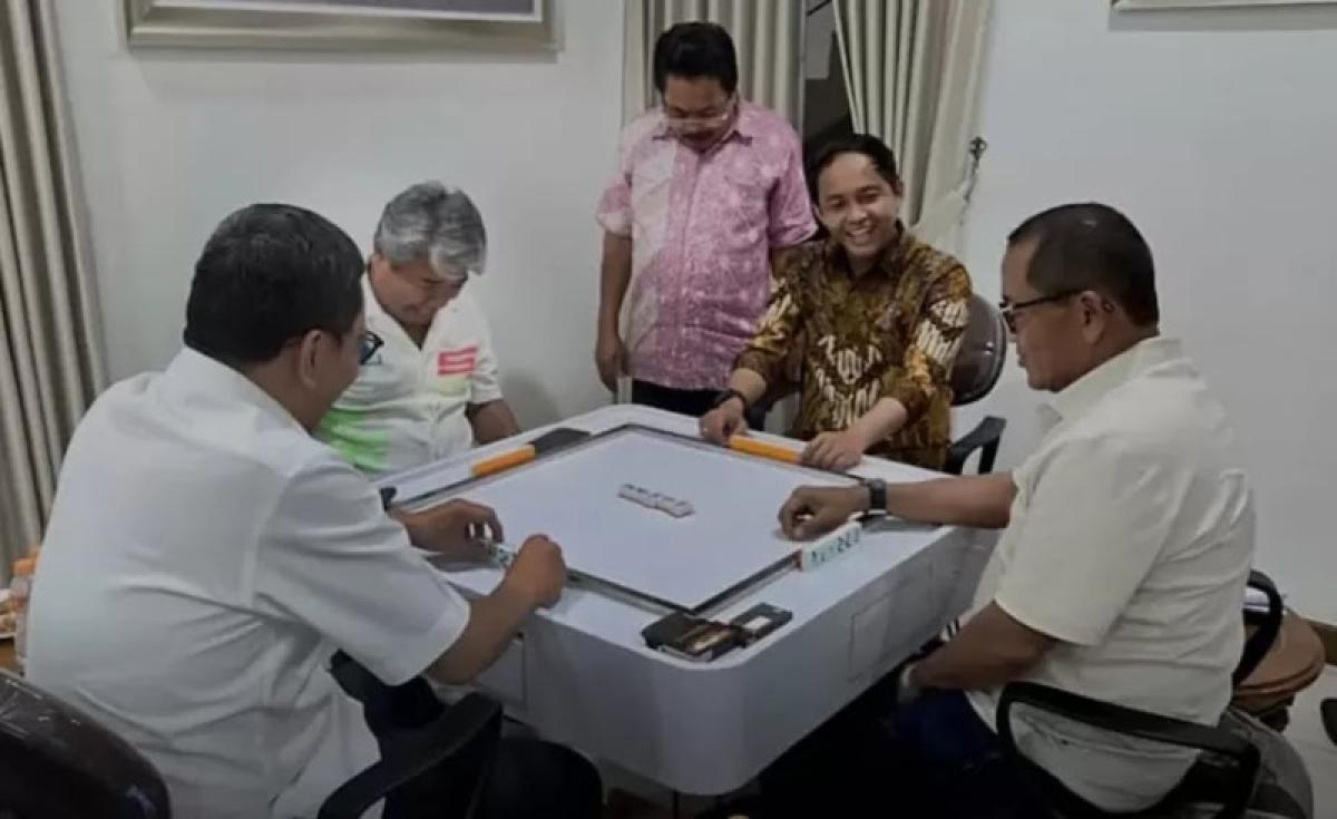 Menteri P2MI Ceritakan Kronologi Foto Viral Raja Juli Main Domino dengan Eks Tersangka Pembalakan Liar Aziz Wellang