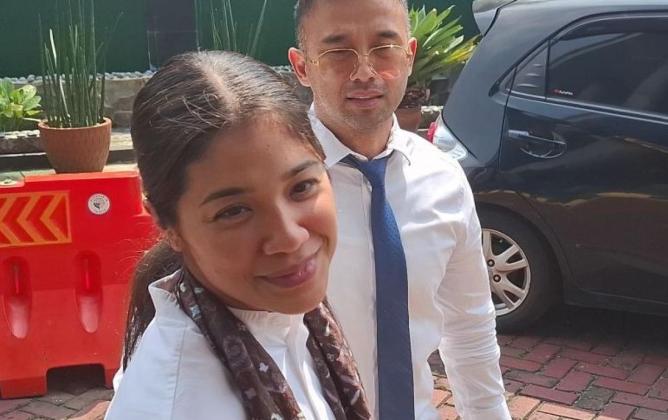 Istri Nadiem Makarim Jenguk Suami ke Rutan Salemba