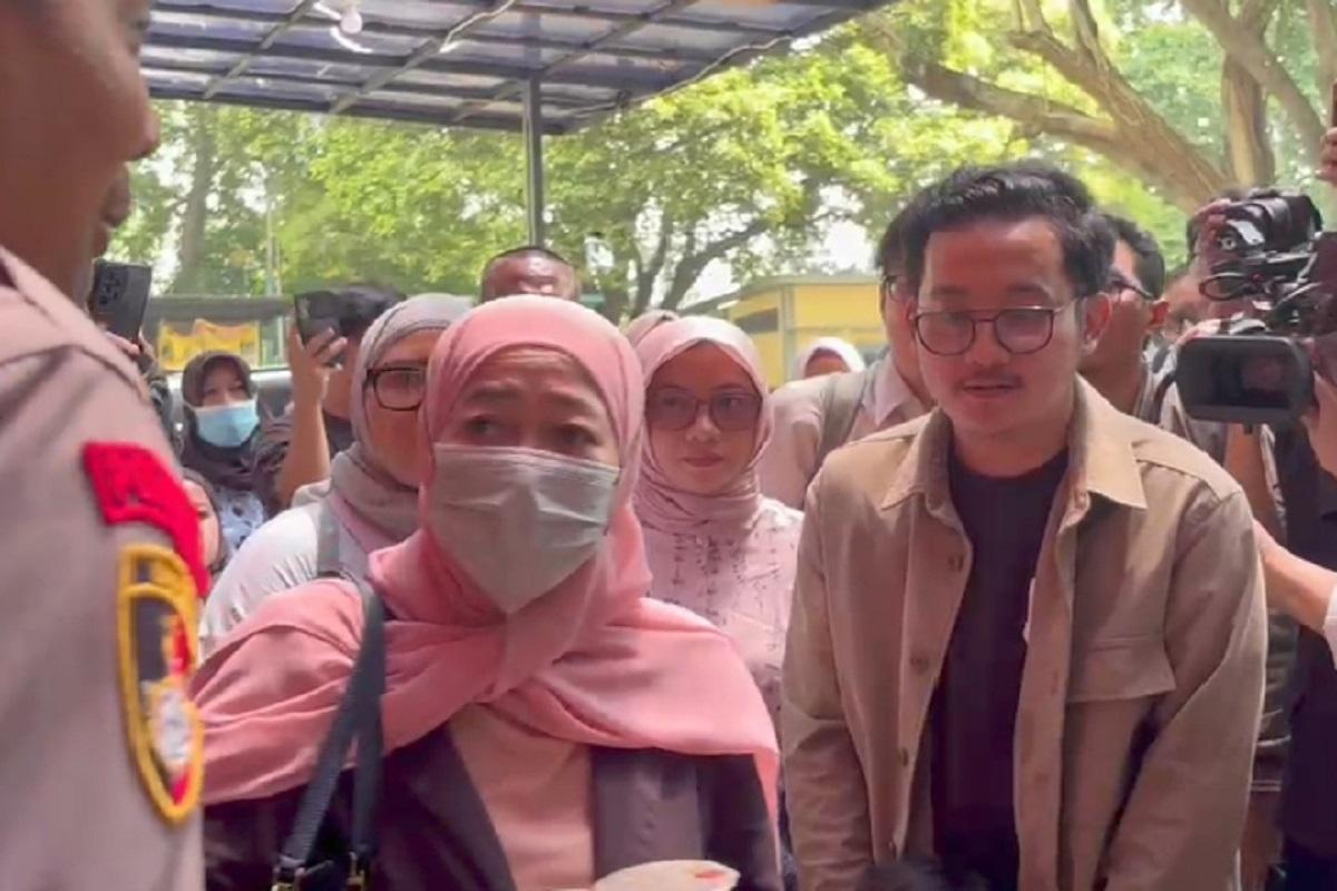 Tangis Ibu Delpedro Pecah di Depan Rutan Polda Metro, Keluarga dan Pakar Hukum Kecam Penahanan