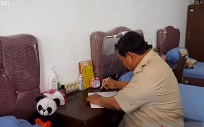 Prabowo Tinggalkan Catatan di Buku Tulis saat Kunjungi Sekolah Rakyat Margaguna
