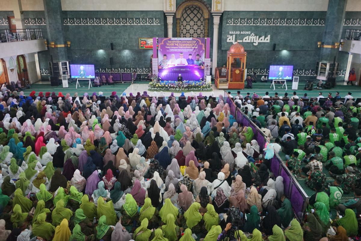 Ribuan Jemaah Padati Masjid Al-Amjad, Polresta Tangerang Gelar Maulid Nabi dengan Tablig dan Baksos