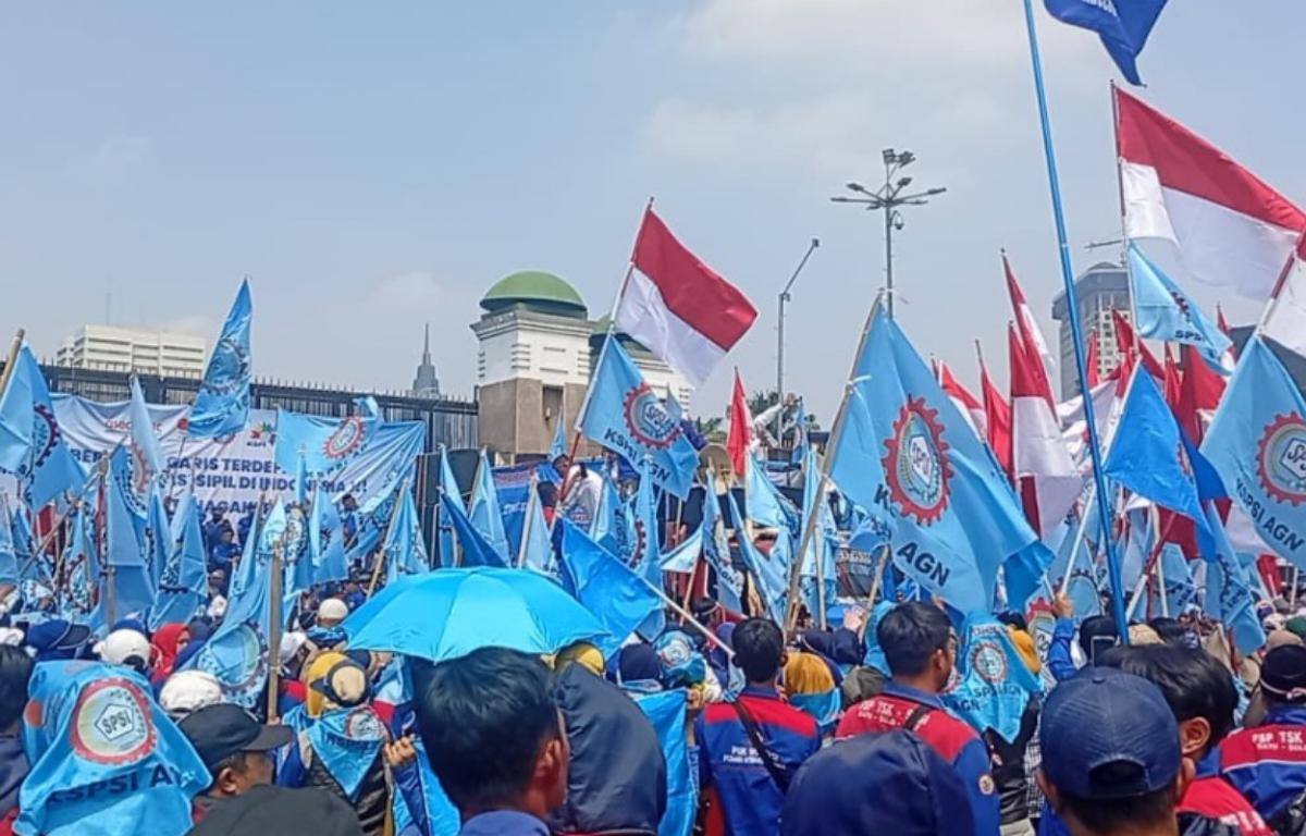 Ribuan Buruh Geruduk DPR, Tuntut Cabut Outsourcing dan Naikkan Upah