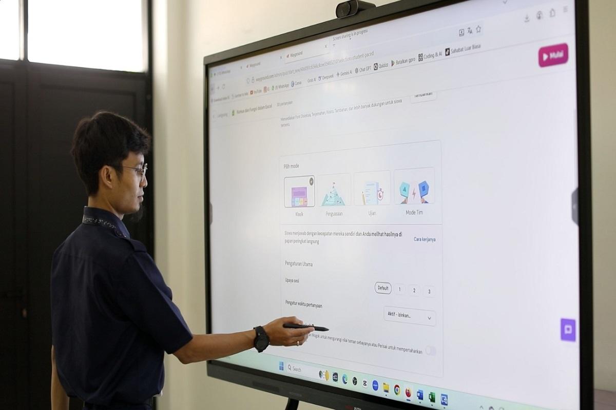 Guru SLB Apresiasi Smart Board: Tanda Negara Peduli pada Aksesibilitas Disabilitas