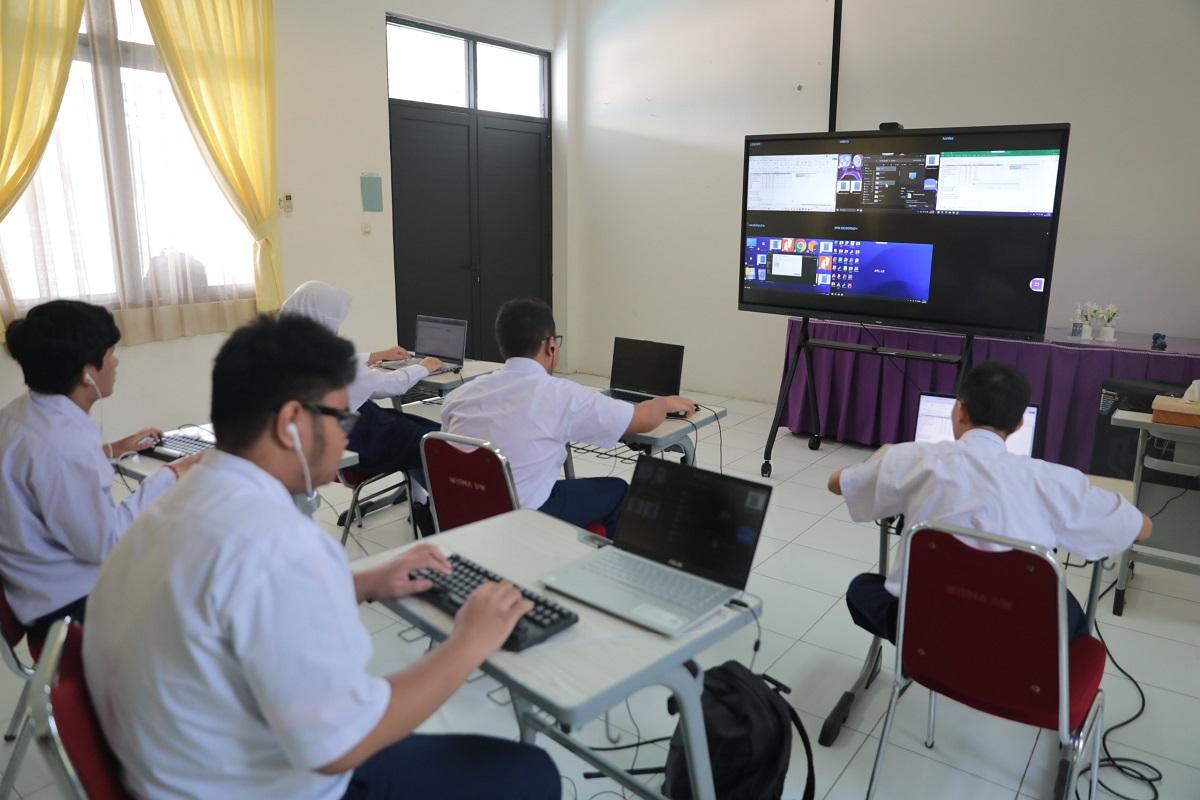 Smart Board Tingkatkan Semangat Belajar Siswa Tunanetra di SLB-A Jakarta