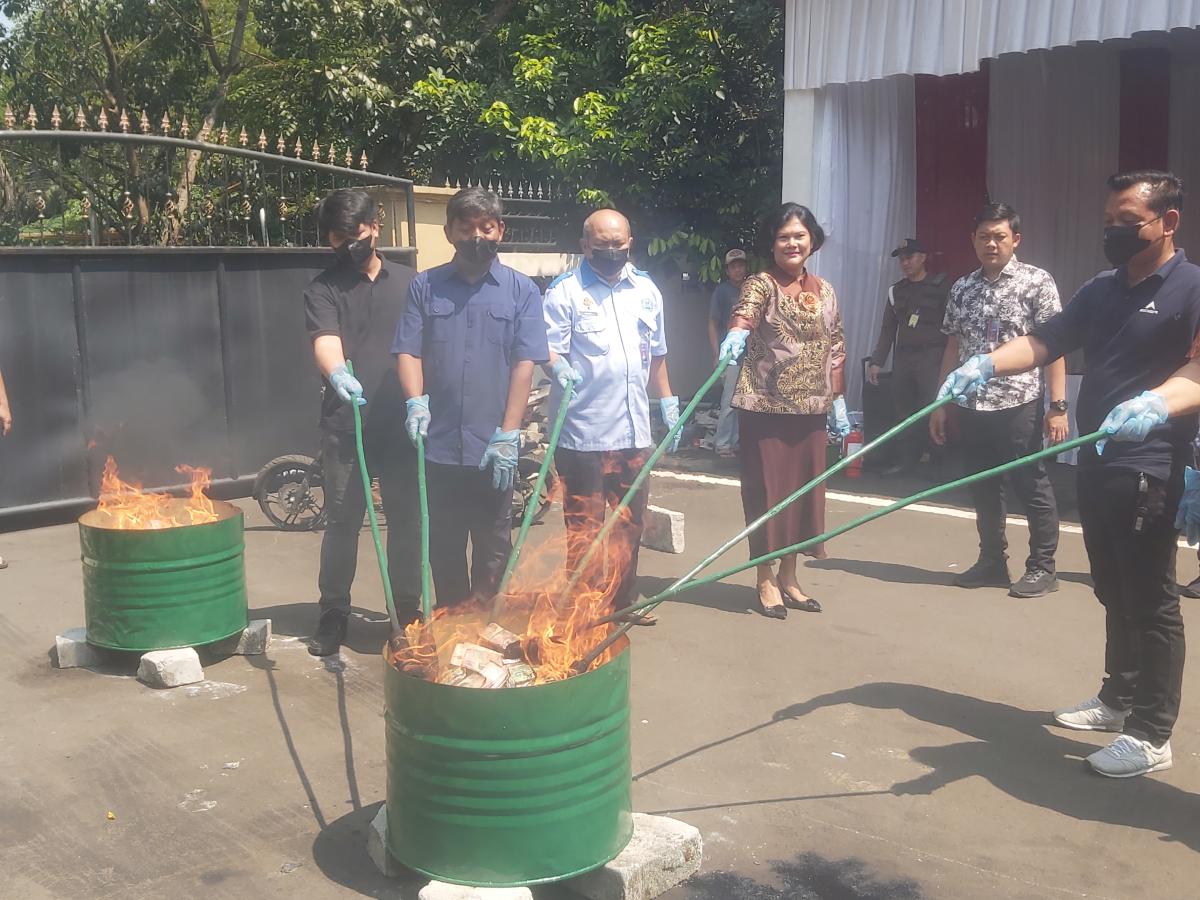 Kejaksaan Tangerang Musnahkan Barang Bukti Uang Palsu Hingga Narkoba