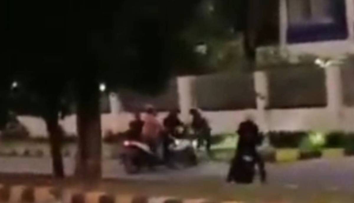 Viral, Aksi Begal Bersenjata Tajam Rampas Motor Pedangan Sayur di Cakung