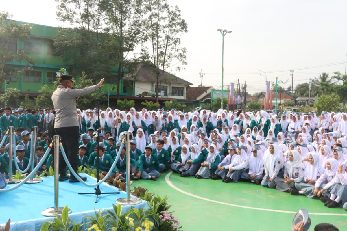 Ribuan Siswa di Balaraja Ikuti Upacara Bersama Wakapolda Banten, Soroti Pentingnya Karakter Pancasila